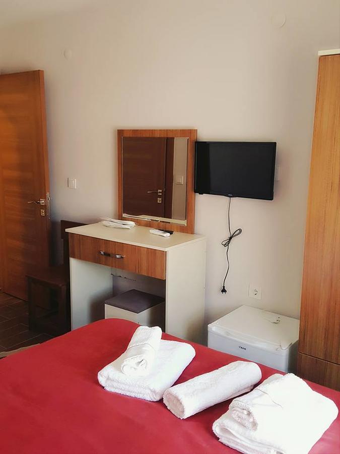 Deniz Hotel Yenifoca Bagian luar foto