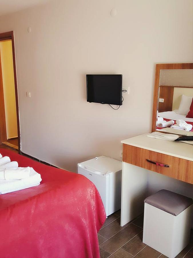Deniz Hotel Yenifoca Bagian luar foto